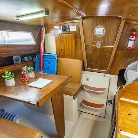 Barco Dalida Úszó hotel *